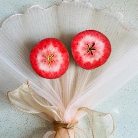 “红瑶光”鲜果礼盒-红肉苹果，果肉鲜红或粉红，酸甜适中。特供：团购3箱赠送一箱价值108元粉肉苹果！