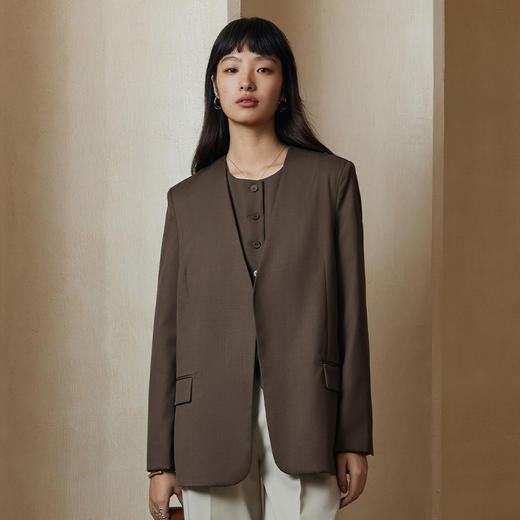 IN AND ON极简廓形感 精纺羊毛V领西装外套53490 商品图3