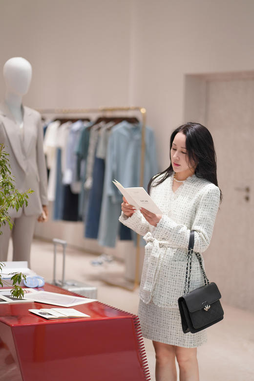 Laurel劳芮23秋冬 格纹结子纱A摆短裙 LWL343Q06200 商品图1