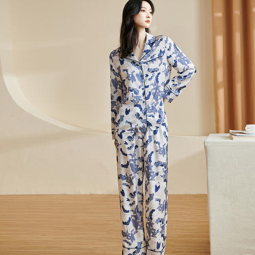 随性家居服套装 舒适仿真丝易打理 丝滑手感 亲肤透气 单排扣印花裤子两件套2699 商品图0
