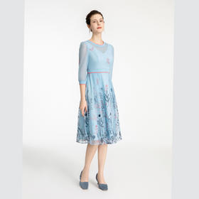 司歌刺绣圆领网纱中袖连衣裙A881230