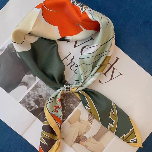 【甄珠贝·时尚高级感系列】心意满满的丝巾礼盒！70*70cm双面异色丝巾，蜻蜓淡水胸花和施华洛丝巾扣组合 商品图3