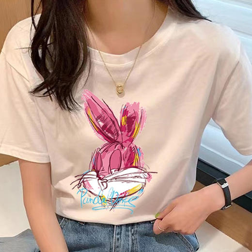 【夏日热卖，白色短袖T恤女神装】清新简约，时尚印花，展现个性魅力。柔软舒适的纯棉面料，让你在炎炎夏日中轻松穿着，散发迷人气息。韩版宽松设计，显瘦显高，让你轻松拥有完美身材！ 商品图2