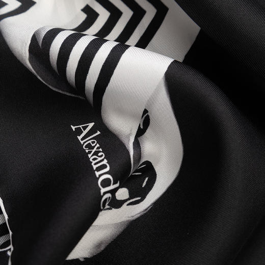 ALEXANDER MCQUEEN 亚历山大.麦昆 女士真丝黑色徽标围巾 混色 738042 3001Q 1077 商品图2