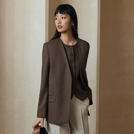 IN AND ON极简廓形感 精纺羊毛V领西装外套53490 商品图2