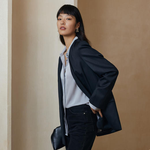 IN AND ON极简廓形感 精纺羊毛V领西装外套53490 商品图4