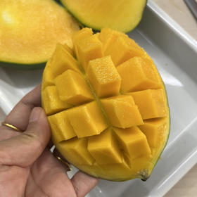 周三配送！攀枝花凯特芒，个头大，皮薄，核小肉厚，纯天然，凑近闻起来有浓郁的香味，吃起来也是香甜香甜的，果肉香甜，口感细腻，毫无纤维感，巨细腻，巨香甜多汁，净重约4斤  5-6粒