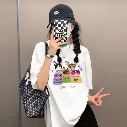 【夏日热卖，白色短袖T恤女神装】清新简约，时尚印花，展现个性魅力。柔软舒适的纯棉面料，让你在炎炎夏日中轻松穿着，散发迷人气息。韩版宽松设计，显瘦显高，让你轻松拥有完美身材！ 商品图0