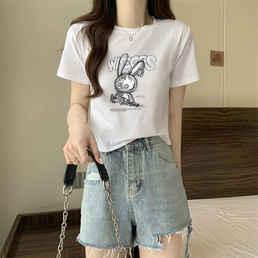 【夏日热卖，白色短袖T恤女神装】清新简约，时尚印花，展现个性魅力。柔软舒适的纯棉面料，让你在炎炎夏日中轻松穿着，散发迷人气息。韩版宽松设计，显瘦显高，让你轻松拥有完美身材！ 商品图4