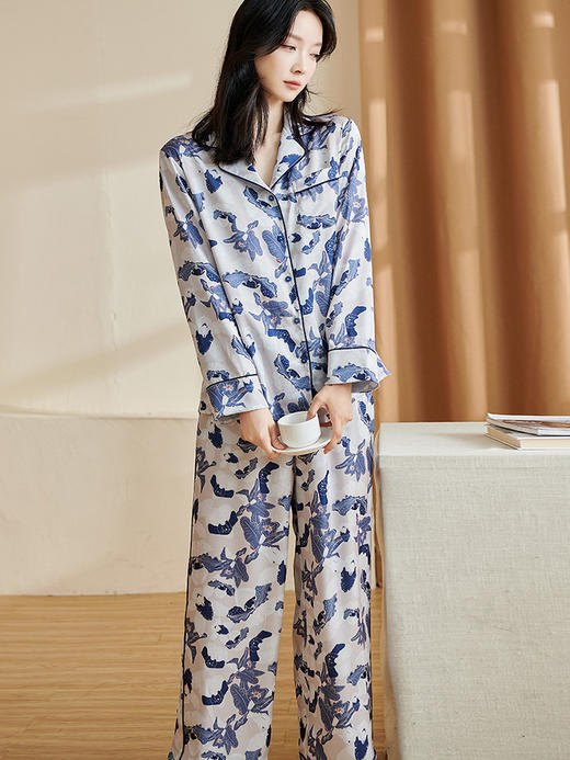 随性家居服套装 舒适仿真丝易打理 丝滑手感 亲肤透气 单排扣印花裤子两件套2699 商品图1