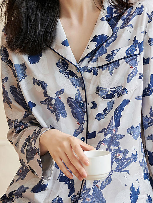 随性家居服套装 舒适仿真丝易打理 丝滑手感 亲肤透气 单排扣印花裤子两件套2699 商品图4