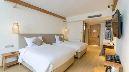 【峨眉山·乐领拈花溪】358元享住宿套餐，588元享住宿+溪岸汤锅套餐，自在雅居、两大一小自助早餐... 商品图0