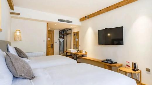 【峨眉山·乐领拈花溪】358元享住宿套餐，588元享住宿+溪岸汤锅套餐，自在雅居、两大一小自助早餐... 商品图4