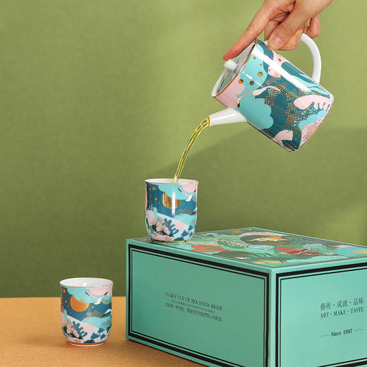 【成艺直身茶壶套装】高定工艺茶壶➕茶杯一整套！1300°C凝烧高岭土，瓷质温润有光泽 立体釉上烤花，图案栩栩如生，清晰可触 壶嘴短直，出水顺滑畅快不易漏 壶把握感舒适，多处描金细节低调奢华四种款式可选 商品图7