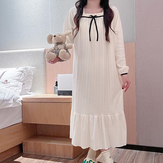 【春秋韩版睡裙女，甜美长袖方领公主风】纯色甜美家居服，可外穿大码睡衣。舒适柔软的面料，让你在家中自由自在地穿着。无论是午后小憩还是夜晚入眠，都能让你感受到家的温馨和舒适！ 商品图3