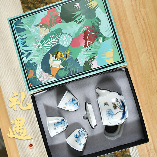 【成艺直身茶壶套装】高定工艺茶壶➕茶杯一整套！1300°C凝烧高岭土，瓷质温润有光泽 立体釉上烤花，图案栩栩如生，清晰可触 壶嘴短直，出水顺滑畅快不易漏 壶把握感舒适，多处描金细节低调奢华四种款式可选 商品图8