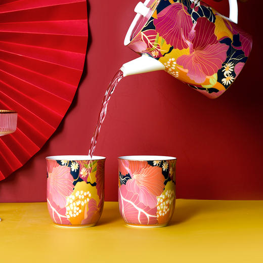 【成艺直身茶壶套装】高定工艺茶壶➕茶杯一整套！1300°C凝烧高岭土，瓷质温润有光泽 立体釉上烤花，图案栩栩如生，清晰可触 壶嘴短直，出水顺滑畅快不易漏 壶把握感舒适，多处描金细节低调奢华四种款式可选 商品图1