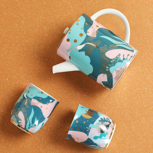 【成艺直身茶壶套装】高定工艺茶壶➕茶杯一整套！1300°C凝烧高岭土，瓷质温润有光泽 立体釉上烤花，图案栩栩如生，清晰可触 壶嘴短直，出水顺滑畅快不易漏 壶把握感舒适，多处描金细节低调奢华四种款式可选 商品图5