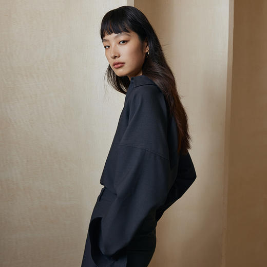 IN AND ON女士V领衬衫2023秋季新款宽松蝙蝠袖衬衣设计感上衣53611 商品图1