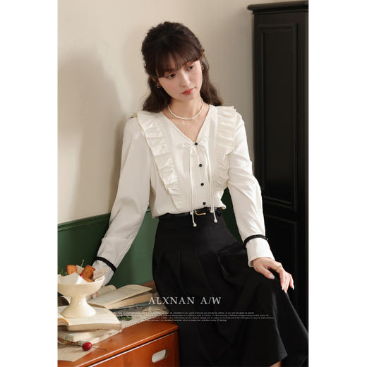 鹿向南《松烟入墨》新中式衬衫女2023新款复古长袖荷叶边上衣女 商品图1