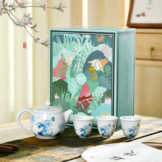 【成艺直身茶壶套装】高定工艺茶壶➕茶杯一整套！1300°C凝烧高岭土，瓷质温润有光泽 立体釉上烤花，图案栩栩如生，清晰可触 壶嘴短直，出水顺滑畅快不易漏 壶把握感舒适，多处描金细节低调奢华四种款式可选 商品图9