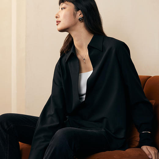 【叠穿神器】IN AND ON柔滑抗皱面料深V廓形衬衫女53509 商品图1