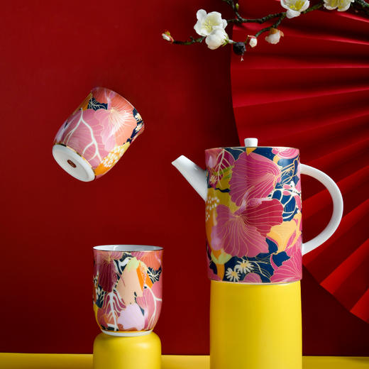 【成艺直身茶壶套装】高定工艺茶壶➕茶杯一整套！1300°C凝烧高岭土，瓷质温润有光泽 立体釉上烤花，图案栩栩如生，清晰可触 壶嘴短直，出水顺滑畅快不易漏 壶把握感舒适，多处描金细节低调奢华四种款式可选 商品图0