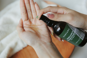 分子小，可以更好地“钻进”受损发丝，深层滋养