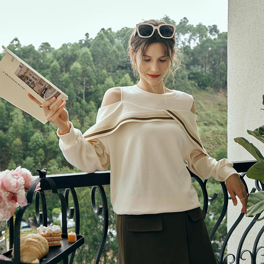 OLrain欧芮儿杏黄色圆领卫衣女初秋2023年新款法式漏肩设计感上衣 商品图0