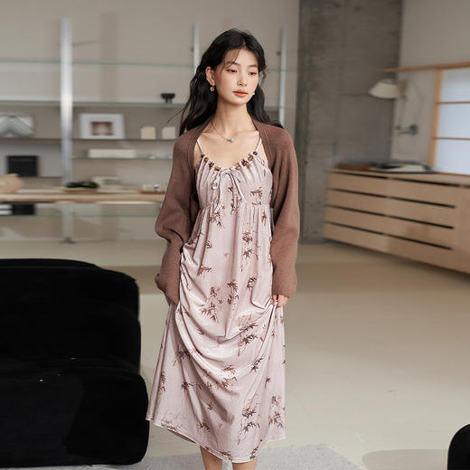 西遇长袖针织连衣裙女秋季新款两件套新中式垂坠感杏色裙子D0032614 商品图3