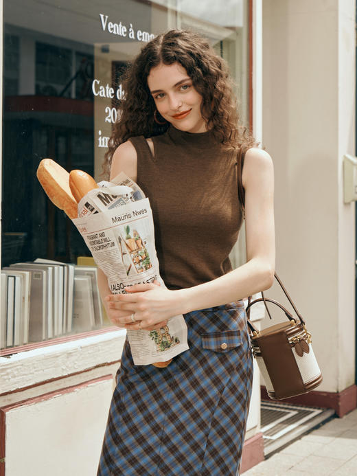 OLrain欧芮儿咖色针织背心吊带女早秋2023新款修身半高领无袖上衣 商品图0