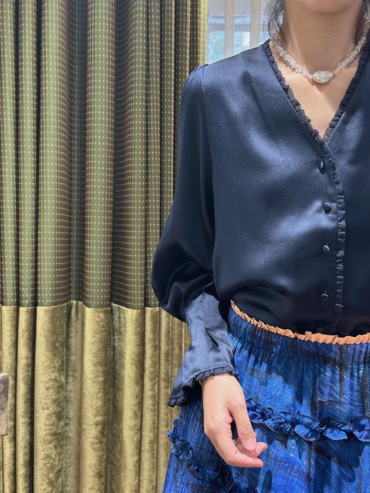 TYNVIE 雪纺木耳边装饰花瓣袖长袖上衣-藏青 商品图3