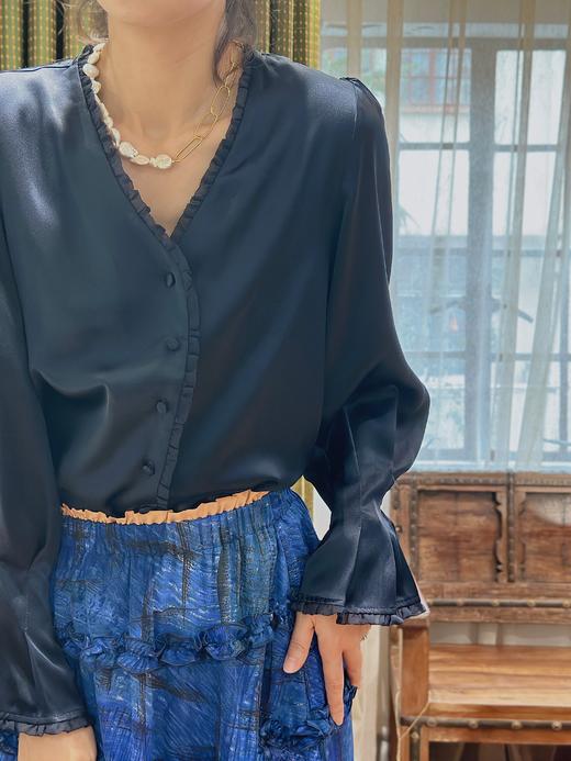 TYNVIE 雪纺木耳边装饰花瓣袖长袖上衣-藏青 商品图5