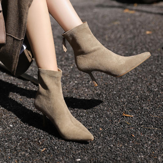 西遇尖头瘦瘦靴女新款秋季法式弹力袜靴黑色细跟高跟小短靴子V2033809 商品图0
