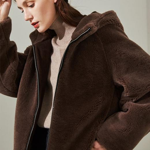 【2023新款】连帽羊剪绒大衣女短款2023冬季新款韩版颗粒绒羊毛皮草外套 商品图1