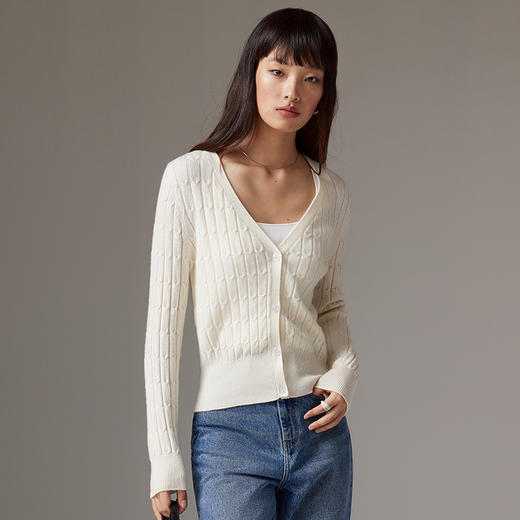 IN AND ON云柔感羊毛羊绒 复古绞花V领针织开衫53639 商品图3