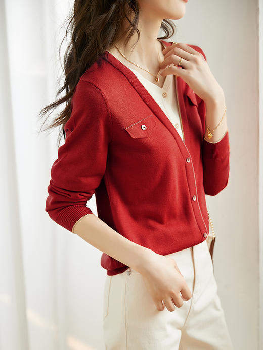 【专属特价】熙世界假两件撞色V领针织衫女长袖软糯毛衣气质上衣2025秋季新款 商品图3