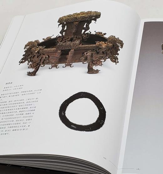 《曾侯乙》，编者：湖北省博物馆，16开，平装，页数暂不详，文物出版社2023年2月一版一印。定价498，售价373.5元。大概一周左右发出。 商品图10