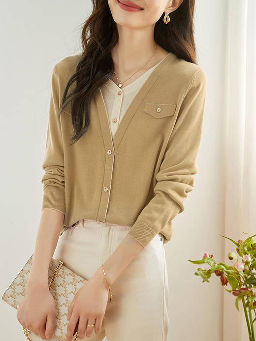 【专属特价】熙世界假两件撞色V领针织衫女长袖软糯毛衣气质上衣2025秋季新款 商品图2