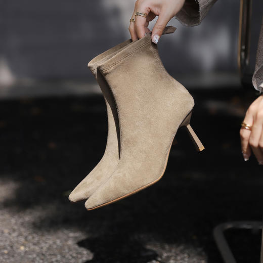 西遇尖头瘦瘦靴女新款秋季法式弹力袜靴黑色细跟高跟小短靴子V2033809 商品图2