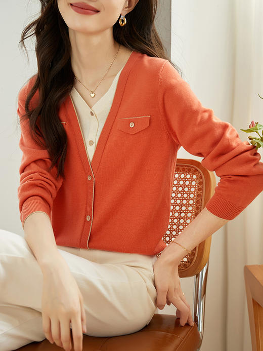 【专属特价】熙世界假两件撞色V领针织衫女长袖软糯毛衣气质上衣2025秋季新款 商品图1