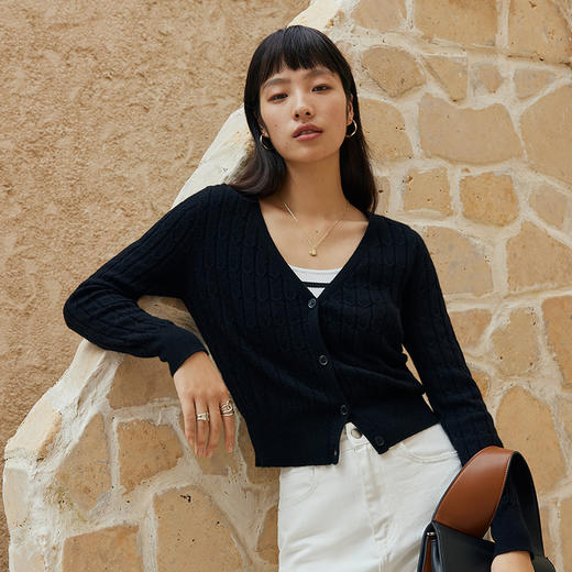 IN AND ON云柔感羊毛羊绒 复古绞花V领针织开衫53639 商品图4