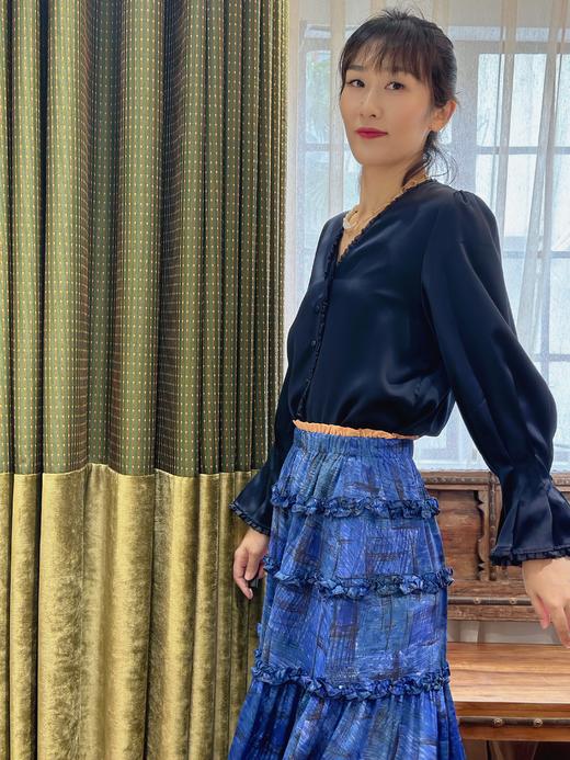 TYNVIE 雪纺木耳边装饰花瓣袖长袖上衣-藏青 商品图2