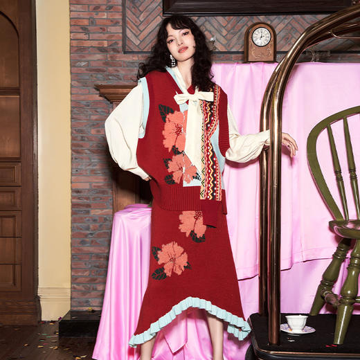 两三事花名册经典花朵荷叶边不规则下摆针织半身裙 商品图1