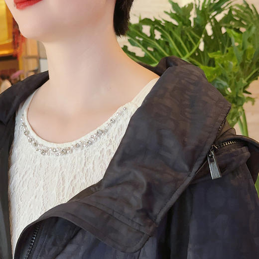 圣三利女装  轻松休闲暗纹字母连帽外套SL2032141 商品图4