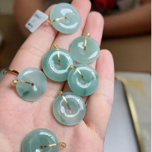 18K翡翠吊坠-浅绿飘花平安扣 商品图0