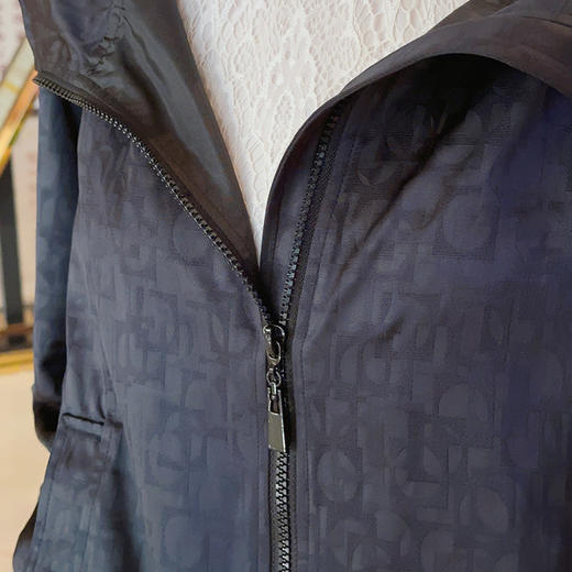 圣三利女装  轻松休闲暗纹字母连帽外套SL2032141 商品图3