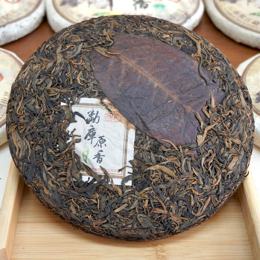 2009年勐库原香普洱茶生茶饼  大饼一片600克一提7片一木箱小件 高性价比 勐库戎氏经典普洱生茶 单片标价 商品图12