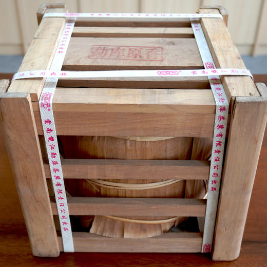 2009年勐库原香普洱茶生茶饼  大饼一片600克一提7片一木箱小件 高性价比 勐库戎氏经典普洱生茶 单片标价 商品图7