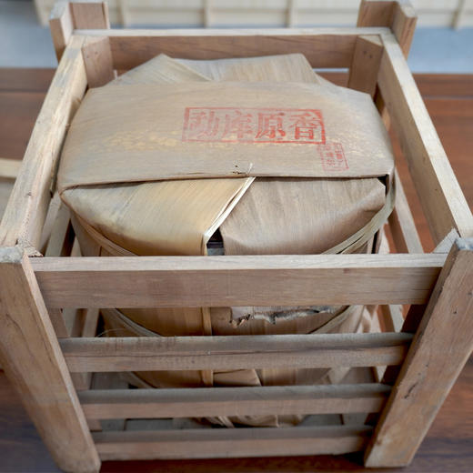 2009年勐库原香普洱茶生茶饼  大饼一片600克一提7片一木箱小件 高性价比 勐库戎氏经典普洱生茶 单片标价 商品图8